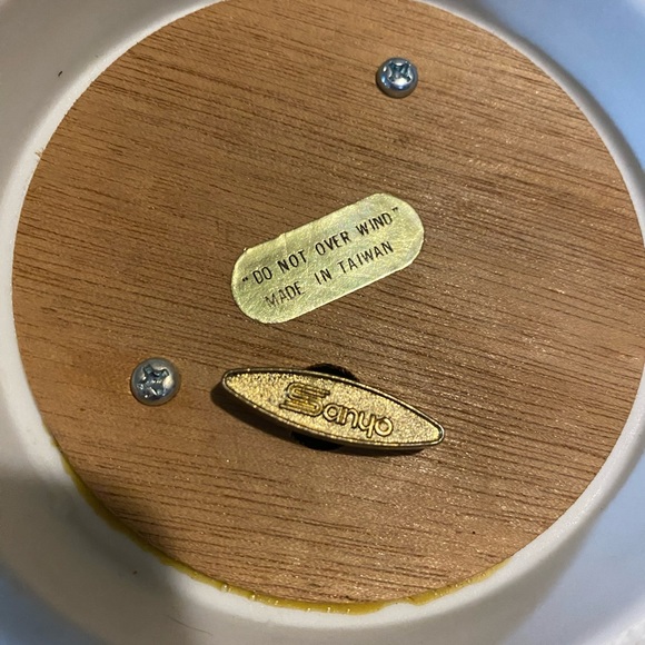 Vintage Sanyo turtle doves porcelain bisque musical rotating piece - Picture 8 of 10